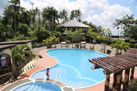 Kamayan sa Palaisdaan Hotel and Resort .